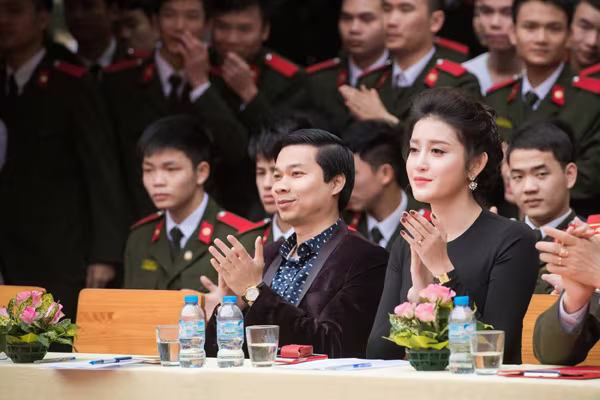 Á hậu Huyền My giản dị nhưng đầy quyến rũ trên "ghế nóng" ảnh 1 Á hậu Huyền My giản dị nhưng đầy quyến rũ trên "ghế nóng" ảnh 1