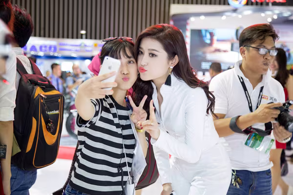 Á hậu Huyền My khoe eo thon quyến rũ với jumpsuit trắng muốt ảnh 7 Á hậu Huyền My khoe eo thon quyến rũ với jumpsuit trắng muốt ảnh 7