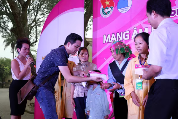 Sao Mai Thu Hằng hát đến khản tiếng trong phòng bệnh ảnh 12 Sao Mai Thu Hằng hát đến khản tiếng trong phòng bệnh ảnh 12