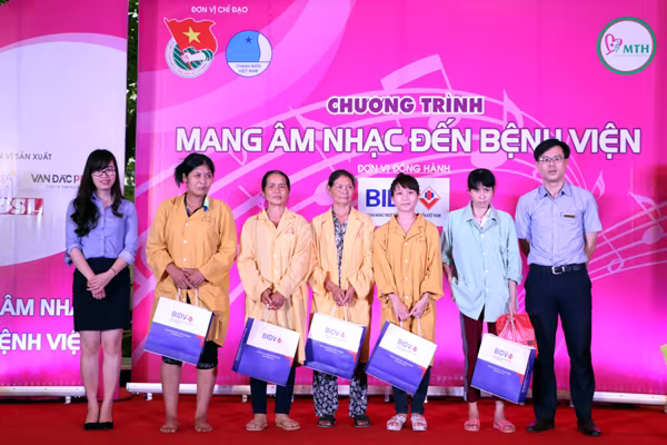 Sao Mai Thu Hằng hát đến khản tiếng trong phòng bệnh ảnh 11 Sao Mai Thu Hằng hát đến khản tiếng trong phòng bệnh ảnh 11