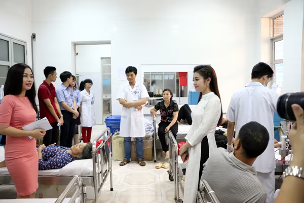 Sao Mai Thu Hằng hát đến khản tiếng trong phòng bệnh ảnh 2 Sao Mai Thu Hằng hát đến khản tiếng trong phòng bệnh ảnh 2