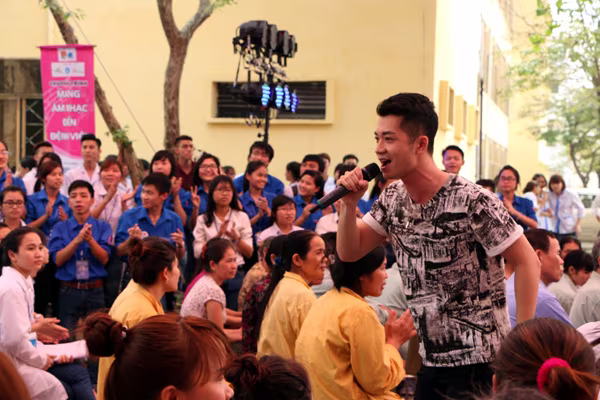 Sao Mai Thu Hằng hát đến khản tiếng trong phòng bệnh ảnh 6 Sao Mai Thu Hằng hát đến khản tiếng trong phòng bệnh ảnh 6