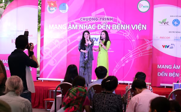 Sao Mai Thu Hằng hát đến khản tiếng trong phòng bệnh ảnh 8 Sao Mai Thu Hằng hát đến khản tiếng trong phòng bệnh ảnh 8