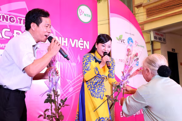 Sao Mai Thu Hằng hát đến khản tiếng trong phòng bệnh ảnh 13 Sao Mai Thu Hằng hát đến khản tiếng trong phòng bệnh ảnh 13