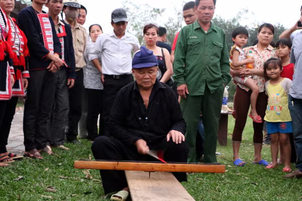 Rùng mình người lao vào đống lửa như "thiêu thân" ảnh 2