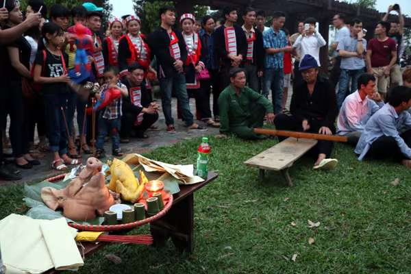 Rùng mình người lao vào đống lửa như "thiêu thân" ảnh 1