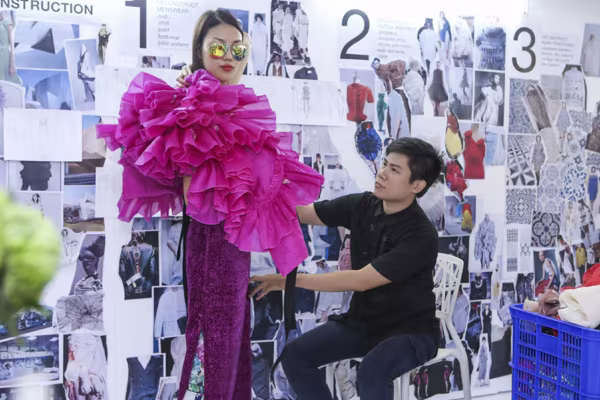 Lan Khuê "đội nắng" đi thử trang phục tham dự Vietnam International Fashion Week 2016 ảnh 5 Lan Khuê "đội nắng" đi thử trang phục tham dự Vietnam International Fashion Week 2016 ảnh 5