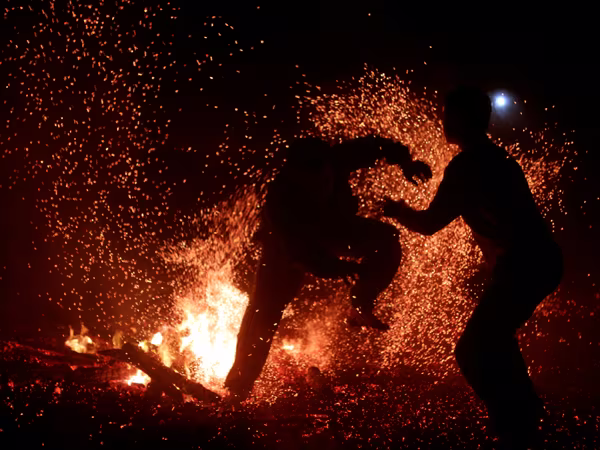 Rùng mình người lao vào đống lửa như "thiêu thân" ảnh 6