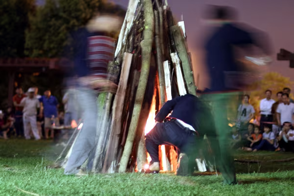 Rùng mình người lao vào đống lửa như "thiêu thân" ảnh 3