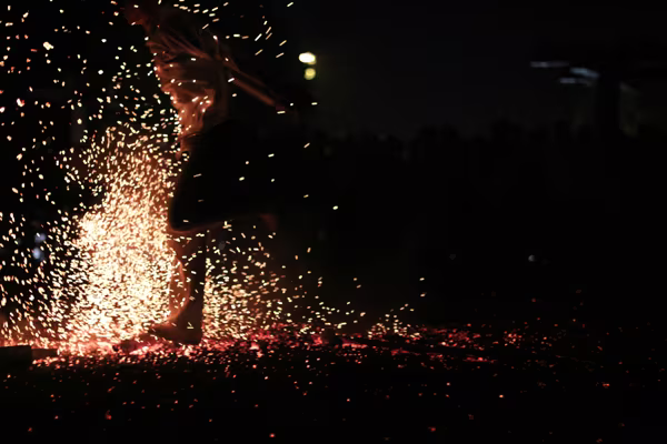 Rùng mình người lao vào đống lửa như "thiêu thân" ảnh 4