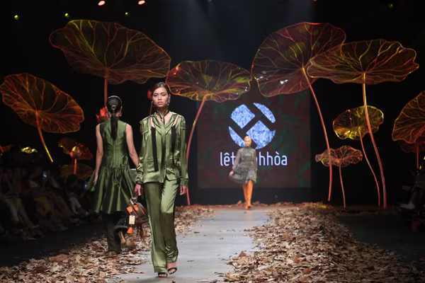 Lê Thanh Hòa mang cả rừng lá khô lên sàn diễn thời trang ảnh 3 Lê Thanh Hòa mang cả rừng lá khô lên sàn diễn thời trang ảnh 3