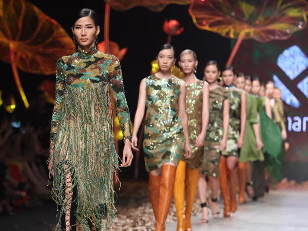 Lê Thanh Hòa mang cả rừng lá khô lên sàn diễn thời trang ảnh 11 Lê Thanh Hòa mang cả rừng lá khô lên sàn diễn thời trang ảnh 11