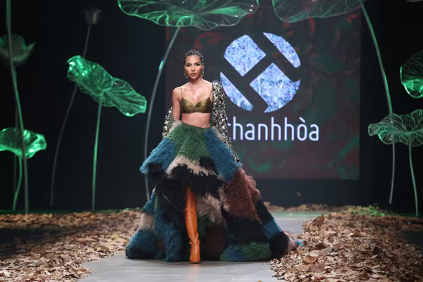 Lê Thanh Hòa mang cả rừng lá khô lên sàn diễn thời trang ảnh 10 Lê Thanh Hòa mang cả rừng lá khô lên sàn diễn thời trang ảnh 10
