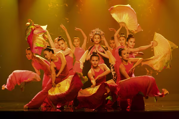 Hoàng Thuỳ Linh trình diễn "Bánh trôi nước", Vĩnh Thụy giật giải "mặc đẹp trong đêm" ảnh 9 Hoàng Thuỳ Linh trình diễn "Bánh trôi nước", Vĩnh Thụy giật giải "mặc đẹp trong đêm" ảnh 9