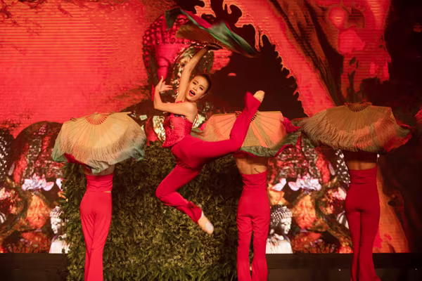 Hoàng Thuỳ Linh trình diễn "Bánh trôi nước", Vĩnh Thụy giật giải "mặc đẹp trong đêm" ảnh 7 Hoàng Thuỳ Linh trình diễn "Bánh trôi nước", Vĩnh Thụy giật giải "mặc đẹp trong đêm" ảnh 7