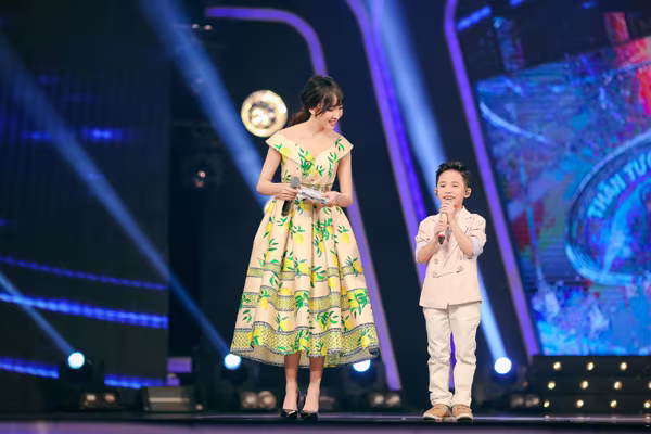 MC Thảo My duyên dáng động viên em ruột trên sân khấu Vietnam Idol Kids ảnh 4