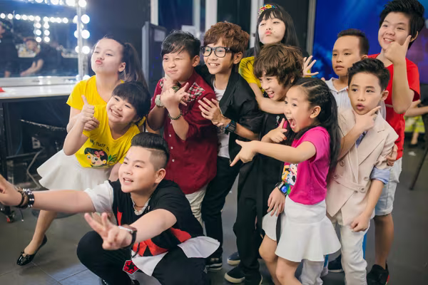 MC Thảo My duyên dáng động viên em ruột trên sân khấu Vietnam Idol Kids ảnh 8