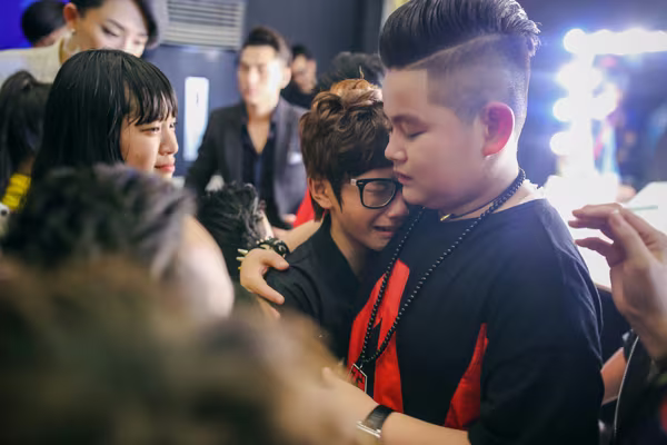 MC Thảo My duyên dáng động viên em ruột trên sân khấu Vietnam Idol Kids ảnh 2