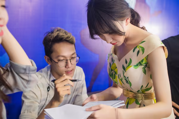 MC Thảo My duyên dáng động viên em ruột trên sân khấu Vietnam Idol Kids ảnh 3