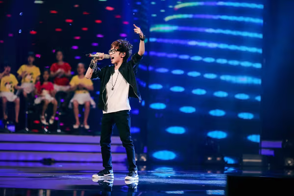 MC Thảo My duyên dáng động viên em ruột trên sân khấu Vietnam Idol Kids ảnh 6