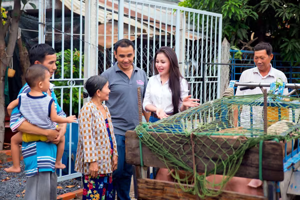 Quyền Linh cùng doanh nhân Janny Thuỷ Trần mua heo giống làm quà tặng ảnh 8 Quyền Linh cùng doanh nhân Janny Thuỷ Trần mua heo giống làm quà tặng ảnh 8