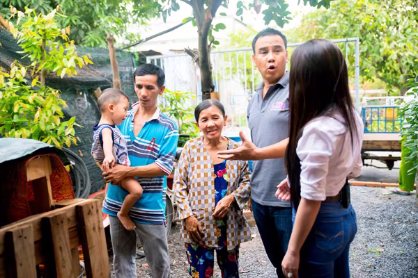 Quyền Linh cùng doanh nhân Janny Thuỷ Trần mua heo giống làm quà tặng ảnh 2 Quyền Linh cùng doanh nhân Janny Thuỷ Trần mua heo giống làm quà tặng ảnh 2