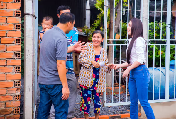 Quyền Linh cùng doanh nhân Janny Thuỷ Trần mua heo giống làm quà tặng ảnh 1 Quyền Linh cùng doanh nhân Janny Thuỷ Trần mua heo giống làm quà tặng ảnh 1