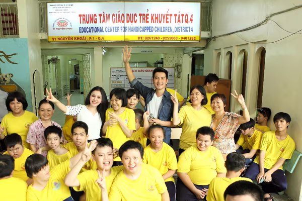 Ca sĩ Nguyễn Phi Hùng hát cùng trẻ em khuyết tật ảnh 8 Ca sĩ Nguyễn Phi Hùng hát cùng trẻ em khuyết tật ảnh 8