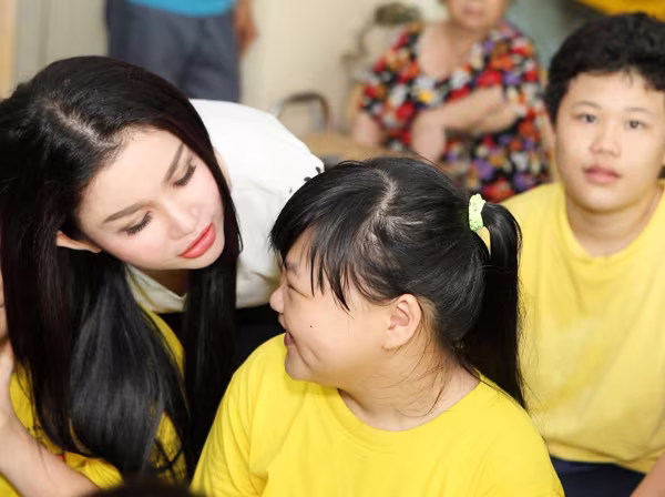 Ca sĩ Nguyễn Phi Hùng hát cùng trẻ em khuyết tật ảnh 7 Ca sĩ Nguyễn Phi Hùng hát cùng trẻ em khuyết tật ảnh 7