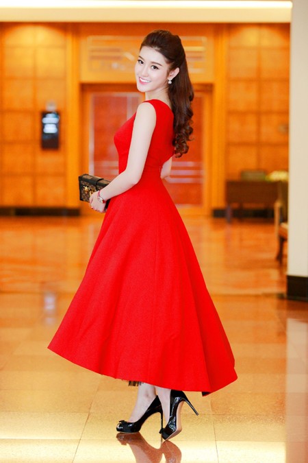 Á hậu Huyền My chia sẻ kỷ niệm du học tại Anh quốc ảnh 1