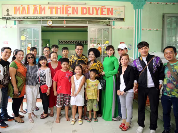 MC Thanh Bạch dùng thuyền rước "bà trùm" Thuý Nga trong đám cưới ảnh 5