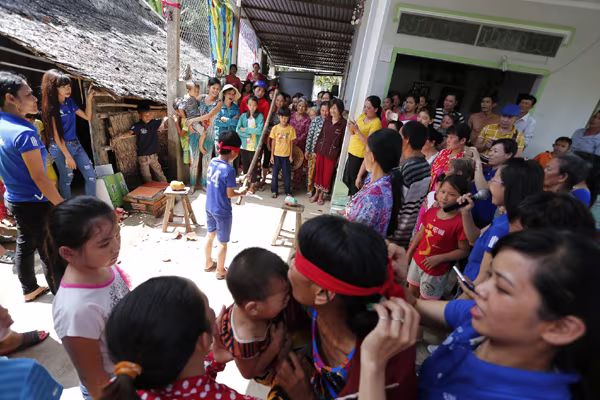 Hoa hậu Dương Kim Ánh giản dị đi từ thiện ở Sóc Trăng ảnh 6 Hoa hậu Dương Kim Ánh giản dị đi từ thiện ở Sóc Trăng ảnh 6