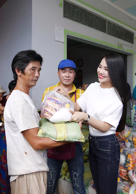Hoa hậu Dương Kim Ánh giản dị đi từ thiện ở Sóc Trăng ảnh 4 Hoa hậu Dương Kim Ánh giản dị đi từ thiện ở Sóc Trăng ảnh 4