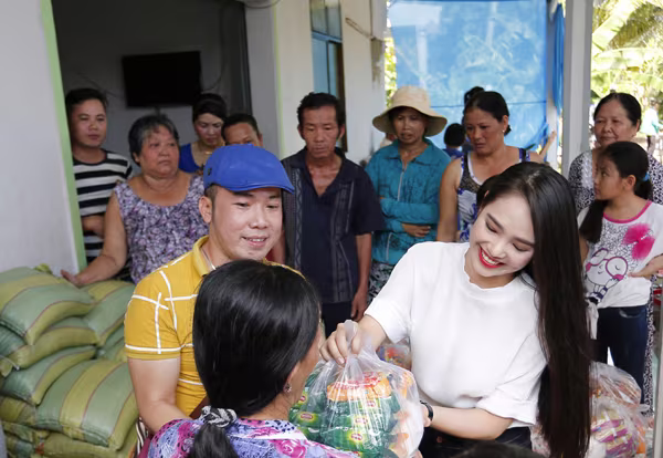 Hoa hậu Dương Kim Ánh giản dị đi từ thiện ở Sóc Trăng ảnh 3 Hoa hậu Dương Kim Ánh giản dị đi từ thiện ở Sóc Trăng ảnh 3