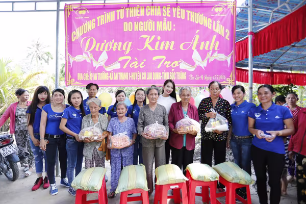 Hoa hậu Dương Kim Ánh giản dị đi từ thiện ở Sóc Trăng ảnh 1 Hoa hậu Dương Kim Ánh giản dị đi từ thiện ở Sóc Trăng ảnh 1