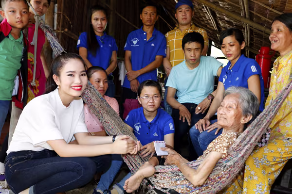 Hoa hậu Dương Kim Ánh giản dị đi từ thiện ở Sóc Trăng ảnh 5 Hoa hậu Dương Kim Ánh giản dị đi từ thiện ở Sóc Trăng ảnh 5