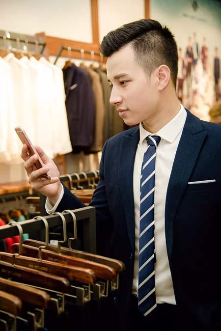 Siêu mẫu Phan Hà Phương chúc mừng "bà trùm" Hạ Vy khai trương cửa hàng mới ảnh 1