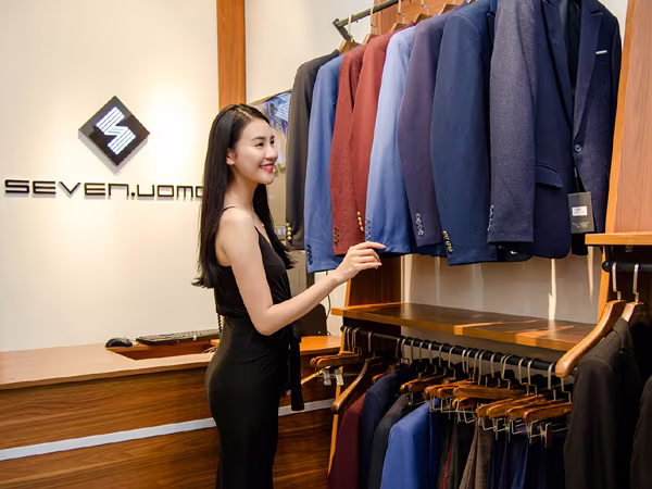 Siêu mẫu Phan Hà Phương chúc mừng "bà trùm" Hạ Vy khai trương cửa hàng mới ảnh 6