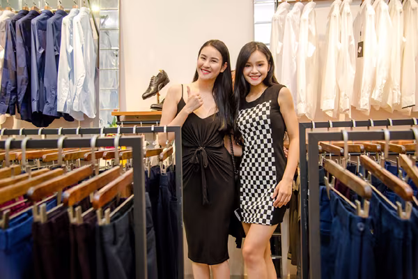 Siêu mẫu Phan Hà Phương chúc mừng "bà trùm" Hạ Vy khai trương cửa hàng mới ảnh 8