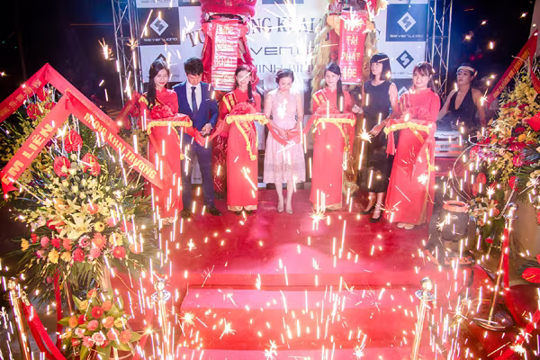 Siêu mẫu Phan Hà Phương chúc mừng "bà trùm" Hạ Vy khai trương cửa hàng mới ảnh 2