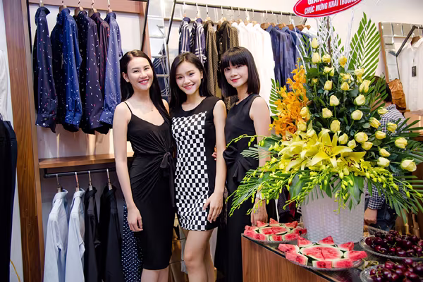 Siêu mẫu Phan Hà Phương chúc mừng "bà trùm" Hạ Vy khai trương cửa hàng mới ảnh 7