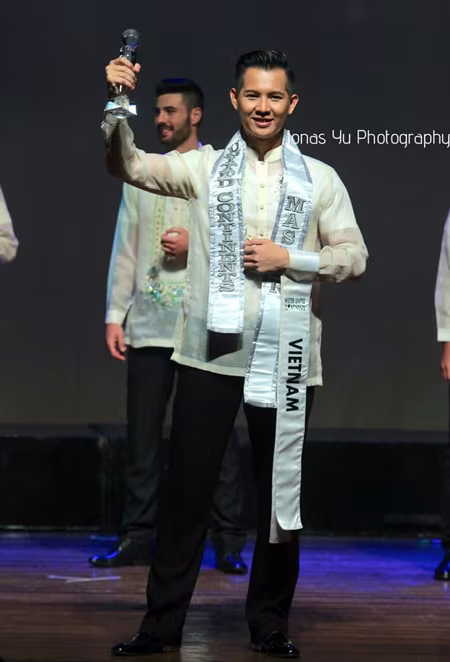 Siêu mẫu Nguyễn Hải Quân đoạt giải Nam vương quốc tế ảnh 1