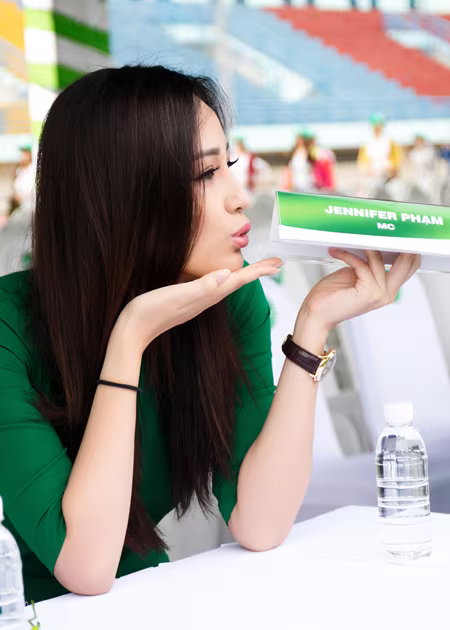 Hoa hậu Mai Phương Thuý giúp Jennifer Phạm "tự sướng" ảnh 4 Hoa hậu Mai Phương Thuý giúp Jennifer Phạm "tự sướng" ảnh 4