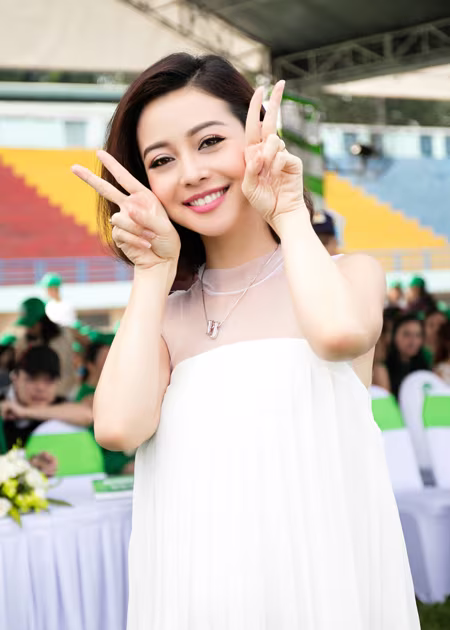 Hoa hậu Mai Phương Thuý giúp Jennifer Phạm "tự sướng" ảnh 2 Hoa hậu Mai Phương Thuý giúp Jennifer Phạm "tự sướng" ảnh 2