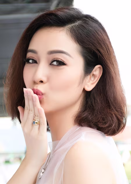 Hoa hậu Mai Phương Thuý giúp Jennifer Phạm "tự sướng" ảnh 1 Hoa hậu Mai Phương Thuý giúp Jennifer Phạm "tự sướng" ảnh 1