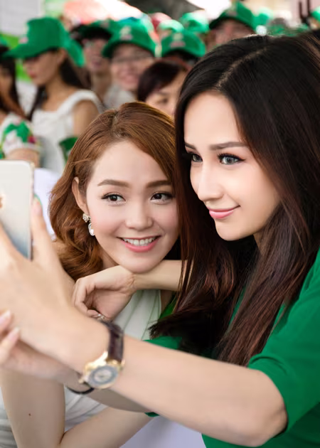 Hoa hậu Mai Phương Thuý giúp Jennifer Phạm "tự sướng" ảnh 7 Hoa hậu Mai Phương Thuý giúp Jennifer Phạm "tự sướng" ảnh 7