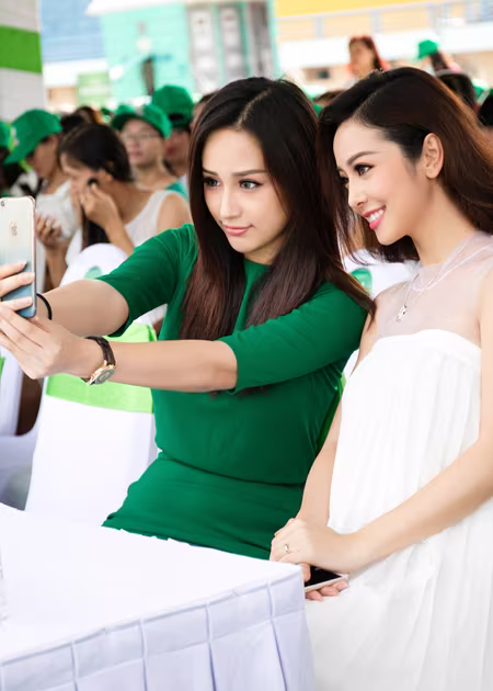 Hoa hậu Mai Phương Thuý giúp Jennifer Phạm "tự sướng" ảnh 6 Hoa hậu Mai Phương Thuý giúp Jennifer Phạm "tự sướng" ảnh 6