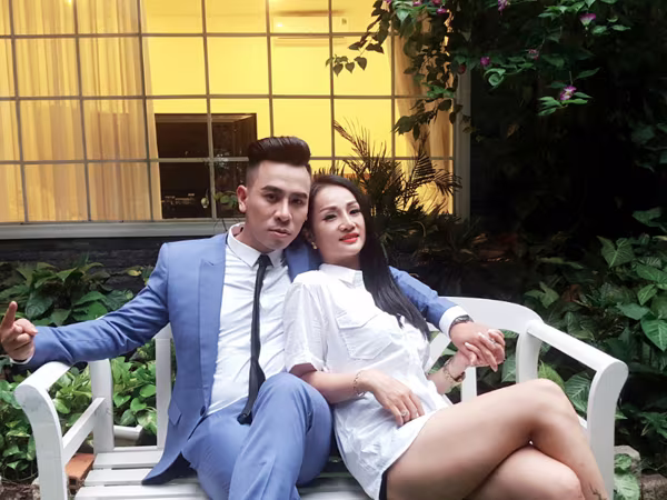 Ca sĩ Anh Trường hạnh phúc bên "bà ngoại hot girl" Hương Bella ảnh 1 Ca sĩ Anh Trường hạnh phúc bên "bà ngoại hot girl" Hương Bella ảnh 1