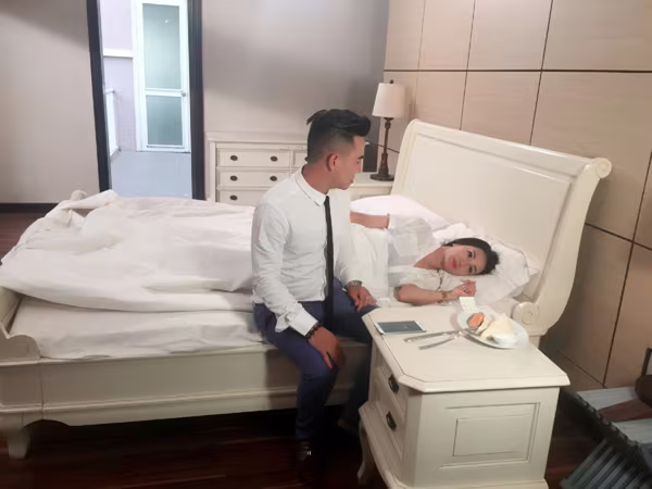 Ca sĩ Anh Trường hạnh phúc bên "bà ngoại hot girl" Hương Bella ảnh 2 Ca sĩ Anh Trường hạnh phúc bên "bà ngoại hot girl" Hương Bella ảnh 2