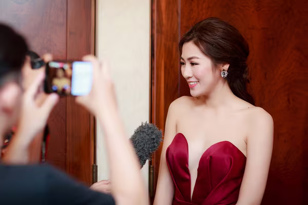 Diện đầm hở bạo, Á hậu Tú Anh khoe vẻ gợi cảm đầy nóng bỏng ảnh 6 Diện đầm hở bạo, Á hậu Tú Anh khoe vẻ gợi cảm đầy nóng bỏng ảnh 6